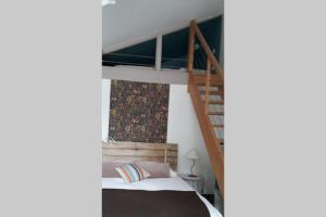 - une chambre avec des lits superposés et un escalier dans l'établissement studio entre Mt-St-Michel et St- Malo, à Dol-de-Bretagne