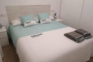 Tempat tidur dalam kamar di Piso moderno con garaje en el centro de Vigo