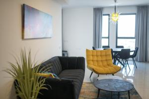 耶路撒冷Gorgeous Design 3 BDR Appart - J Tower - Amazing View!的带沙发和桌子的客厅