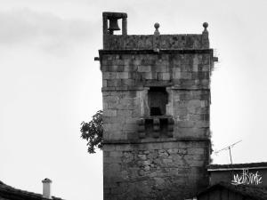 una torre de ladrillo en la parte superior de un edificio en Casa Melania, en Cepeda