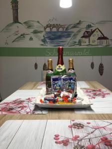 una bandeja de botellas de cerveza y aperitivos en una mesa en Haus Zeichner 2 Zimmer Ferienwohnung, en Feldberg