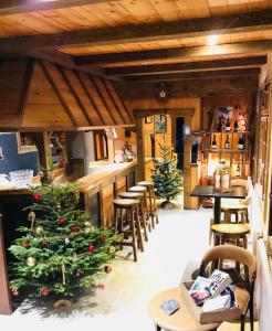 una stanza con un albero di Natale in un ristorante di Hotel Le Concorde a Morzine