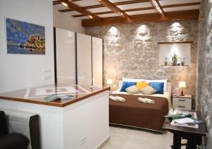una camera con letto e bancone in vetro di Studio Apartment San Marino in Dubrovnik a Dubrovnik