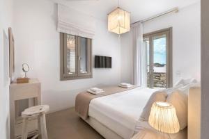 Posteľ alebo postele v izbe v ubytovaní White Tinos Luxury Suites