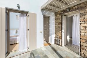 Kúpeľňa v ubytovaní White Tinos Luxury Suites