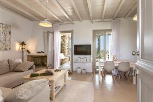 Televízia a/alebo spoločenská miestnosť v ubytovaní White Tinos Luxury Suites