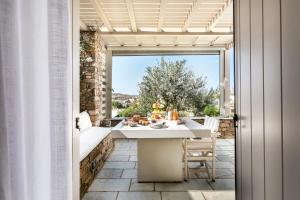 Balkón alebo terasa v ubytovaní White Tinos Luxury Suites