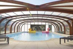 una piscina con tres patos de goma en el agua en Domaine Providence, en Lassay-sur-Croisne