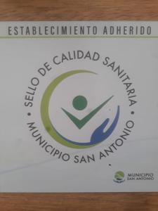 ein Kästchen mit dem Logo für internationale Mobilfunkdienste in der Unterkunft Complejo Sierras Blancas in Las Grutas