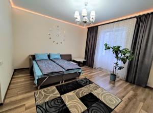 een slaapkamer met een bed en een groot raam bij Люкс апартаменти двокімнатні в центрі міста на Ерусалимці поруч з фонтаном Рошен in Vinnytsya