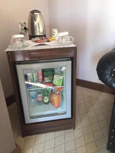 um pequeno frigorífico cheio de comida e bebidas em koza millenyum hotel&spa em Ancara