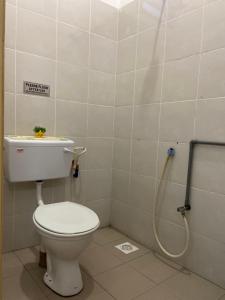 un bagno con wc e doccia di Abg Long Fadhil Homestay a Sungai Petani