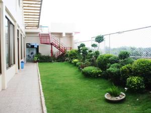 einen Innenhof eines Gebäudes mit einem grünen Hof in der Unterkunft A&A Plaza Hotel in Puerto Princesa