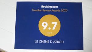 un segno blu con un cerchio giallo sopra di Le Chêne d´Azrou ad Azrou