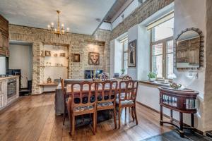 een keuken met een tafel en stoelen in een kamer bij House of Nobles with personal terrace in Užupis in Vilnius