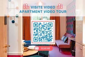 une photo d'une chambre avec une visite vidéo d'un appartement dans l'établissement Citihome Paris, à Paris