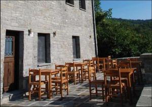 NegádesにあるHotel Dryadesの木製のテーブルと椅子の集合