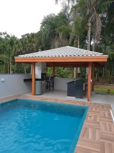 Casa Alto Padrão em Ubatuba em Condomínio tesisinde veya buraya yakın yüzme havuzu