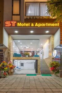 frente a una tienda con una señal para el modelo st y los apartamentos en ST Motel & Apartment en Da Nang
