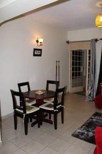 坎帕拉A wonderful apartment in the city of kampala的有桌子和椅子的餐厅