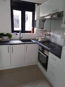 A wonderful apartment in the city of kampala的厨房或小厨房