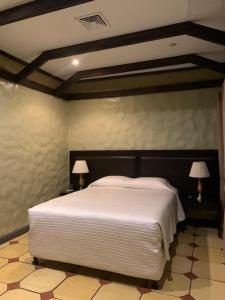 Ein Bett oder Betten in einem Zimmer der Unterkunft Hotel 1915 INN & SUITES