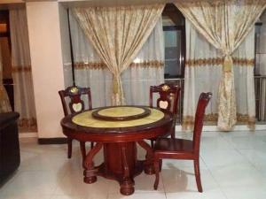 Posezení v ubytování A cosy fully furnished apartment in Kampala
