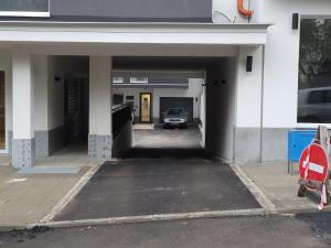 eine Garage, in der ein Auto geparkt ist in der Unterkunft GUEST SUITE Narodno horo in Sofia