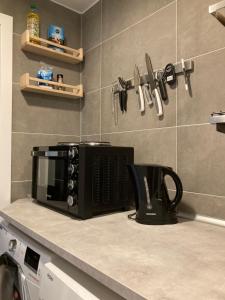 a microwave sitting on a counter in a kitchen at Modernes Apartment Nr1 nahe Reeperbahn bis 4 Personen in Hamburg