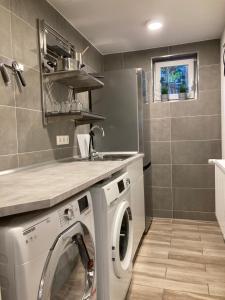 a kitchen with a washing machine and a sink at Modernes Apartment Nr1 nahe Reeperbahn bis 4 Personen in Hamburg