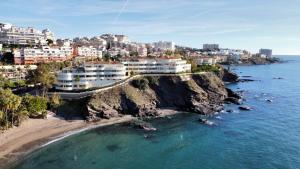 un grupo de edificios en un acantilado junto al océano en Costa Quebrada Residencial 1, en Benalmádena