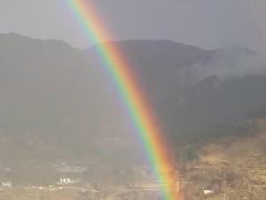 Un arc-en-ciel avec une ville dans l'établissement To Patriko Tou Saranti, à Metsovo