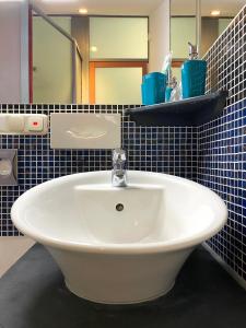 Smarthotel Ingelheim في إنجلهايم أم راين: حمام مع حوض أبيض ومرآة