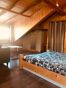 una camera da letto con un letto in una stanza di legno di Appartement de montagne Briançon a Briançon