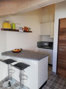 cocina con barra y taburetes en Casa Lassù., en Carano