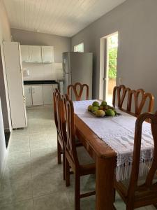 een keuken met een tafel en een fruitschaal bij Baixo Guandu, casa independente no Centro. in Baixo Guandu