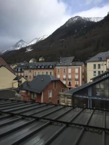a view from the roof of a town with snow covered mountains at Appartement Cauterets in Cauterets