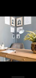 een bureau met een lamp en een plant op een muur bij Serendipity in Napels