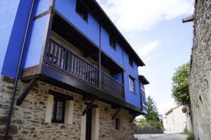 un edificio azul con un balcón en un lateral en La Casa Encanto, en Espinosa de los Monteros