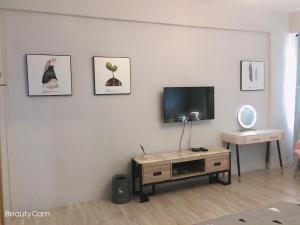 TV a/nebo společenská místnost v ubytování ㄧ個背包客棧