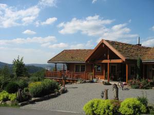 Casa de madera grande con patio grande en Hotelanlage Country Lodge, en Arnsberg