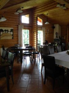 Hotelanlage Country Lodge tesisinde bir restoran veya yemek mekanı