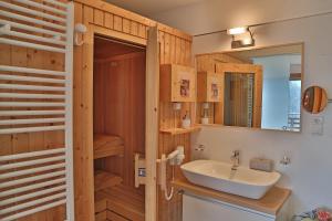 Phòng tắm tại Apart-Chalet Talblick
