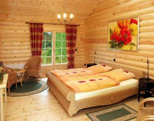 Hotelanlage Country Lodge في أرنسبيرغ: غرفة نوم بسريرين في كابينة خشب