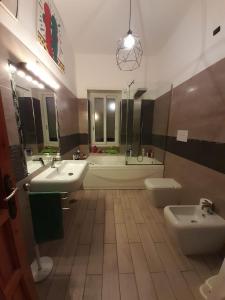 bagno con 2 lavandini, vasca e 2 servizi igienici di Agata2020 a Mondragone