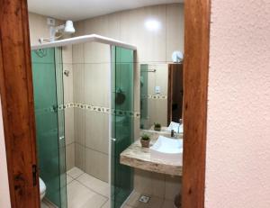Phòng tắm tại Feitosa's Beach House, Casa frente mar com capacidade para 6 pessoas estrutura completa com 2 suites