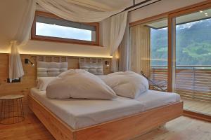 Giường trong phòng chung tại Apart-Chalet Talblick