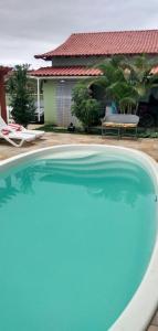 uma grande piscina em frente a uma casa em Casa a 3 minutos da praia em Saquarema