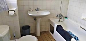 y baño con lavabo, aseo y bañera. en Charmwood, en Clarens
