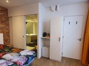 1 dormitorio con cama y espejo en Damietta, en Haarlem